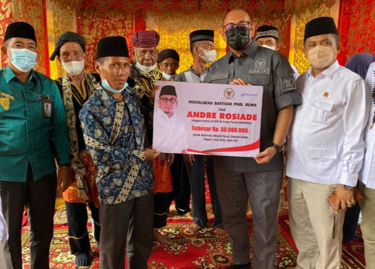 Berita Sijunjung - berita Sumbar terbaru dan terkini hari ini: Anggota DPR RI Andre Rosiade menyerahkan bantuan untuk kampung halamannya di Sijunjung.