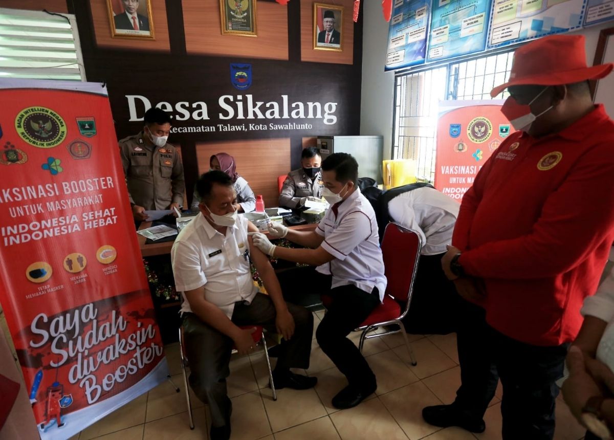BINDA Sumbar mulai melakukan suntik vaksin dosis ketiga atau lebih dikenal booster di Desa Sikalang, Kecamatan Talawi, Sawahlunto