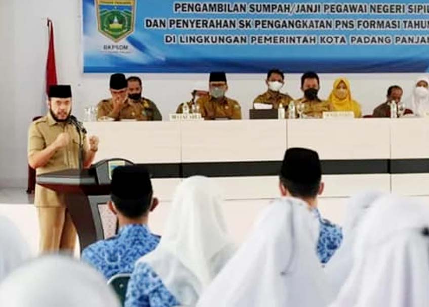 Berita Padang Panjang - berita Sumbar terbaru dan terkini hari ini: Sebanyak 55 CPNS di Kota Padang Panjang resmi dinagkat jadi PNS hari ini.