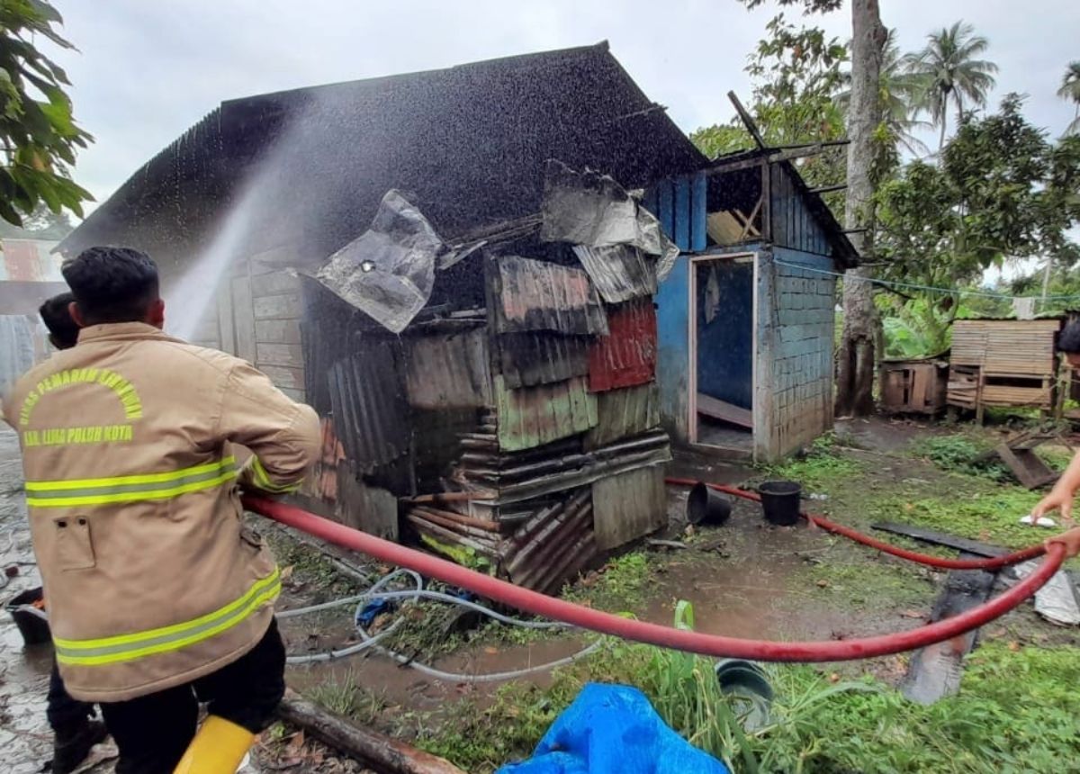 Sebuah rumah di Pakan Sinayan, Koto Nan Ampek, Kota Payakumbuh, terbakar pada Senin (10/1/2022) sekitar pukul 13.30 WIB. Informasi