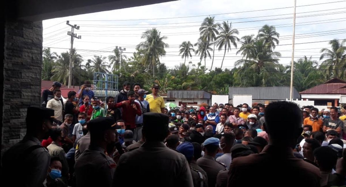 Belasan Hari Menjabat, Camat di Pesisir Selatan Didemo Warga