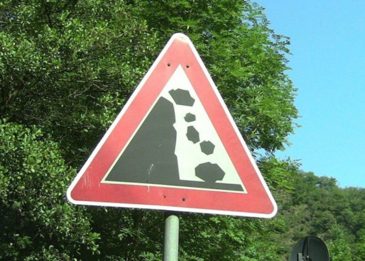 Jalur Padang-Solok belum bisa dilalui kendaraan karena terjadinya longsor di batas Kota Padang pada Kamis (27/11/2025) pagi.