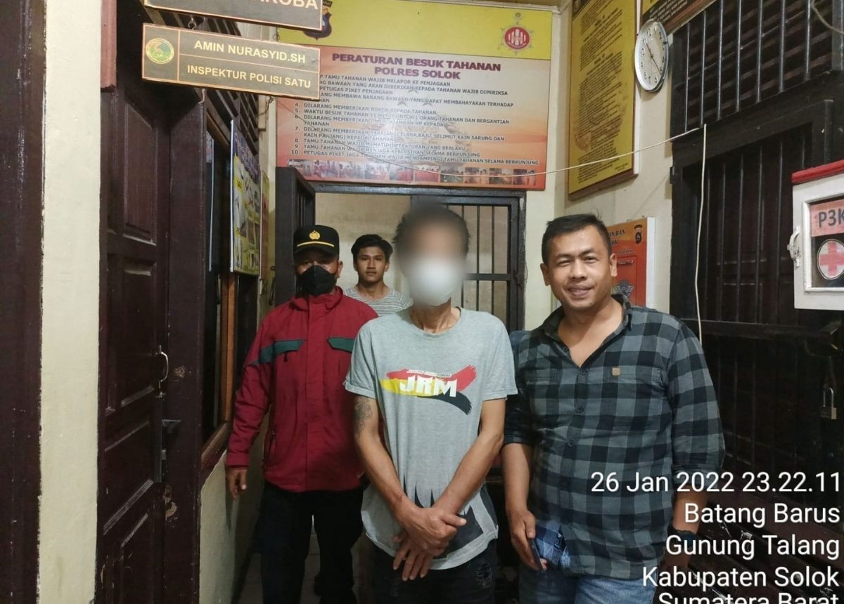 Berita Kabupaten Solok – berita Sumbar terbaru dan terkini hari ini: Polres Arosuka Solok menangkap seorang petani berinisial AY (43 karena melakukan pencabulan dan persetubuhan pada anak di bawah umur pada tahun 2020 lalu.