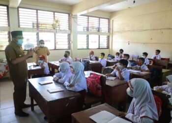 Persiapan sekolah tatap muka di Padang