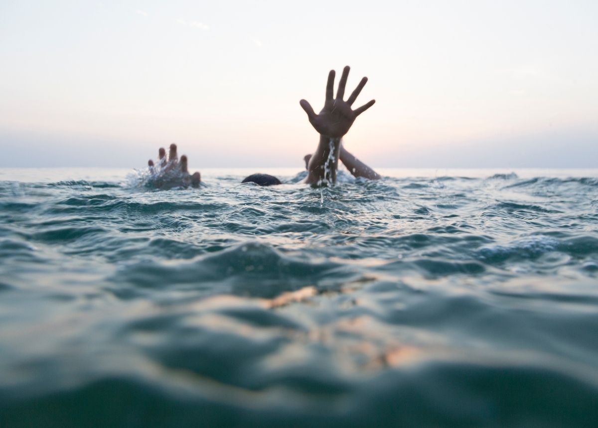 Empat orang remaja yang sebelumnya dikabarkan tenggelam muara Pantai Sambungo, Pesisir Selatan, Sumbar, akhirnya dapat ditemukan.