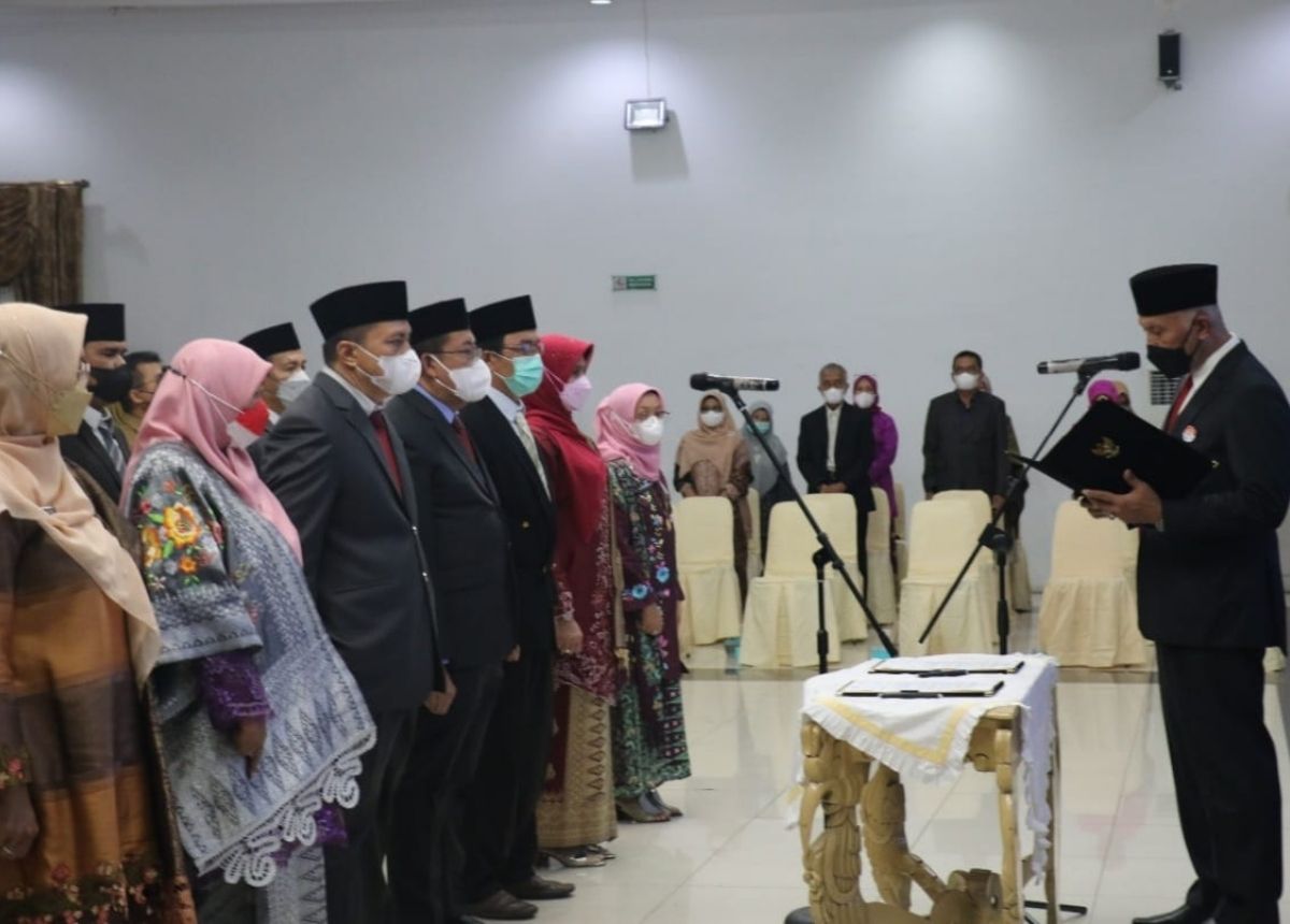 Gubernur Mahyeldi melantik 16 pejabat tinggi pratama di lingkungan Pemerintah Provinsi (Pemprov) Sumatra Barat (Sumbar), Senin (3/1/2021).