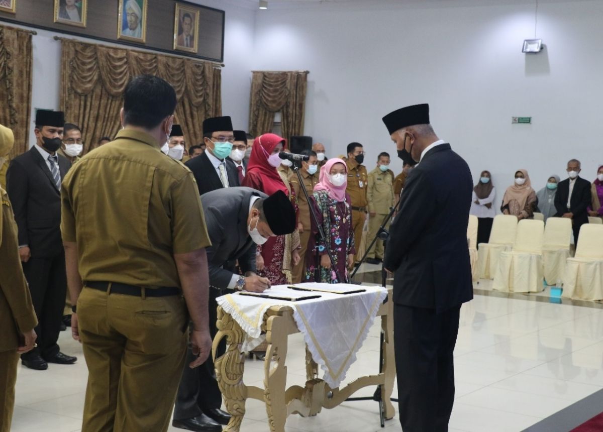Gubernur Mahyeldi melantik 16 pejabat tinggi pratama di lingkungan Pemerintah Provinsi (Pemprov) Sumatra Barat (Sumbar), Senin (3/1/2021).