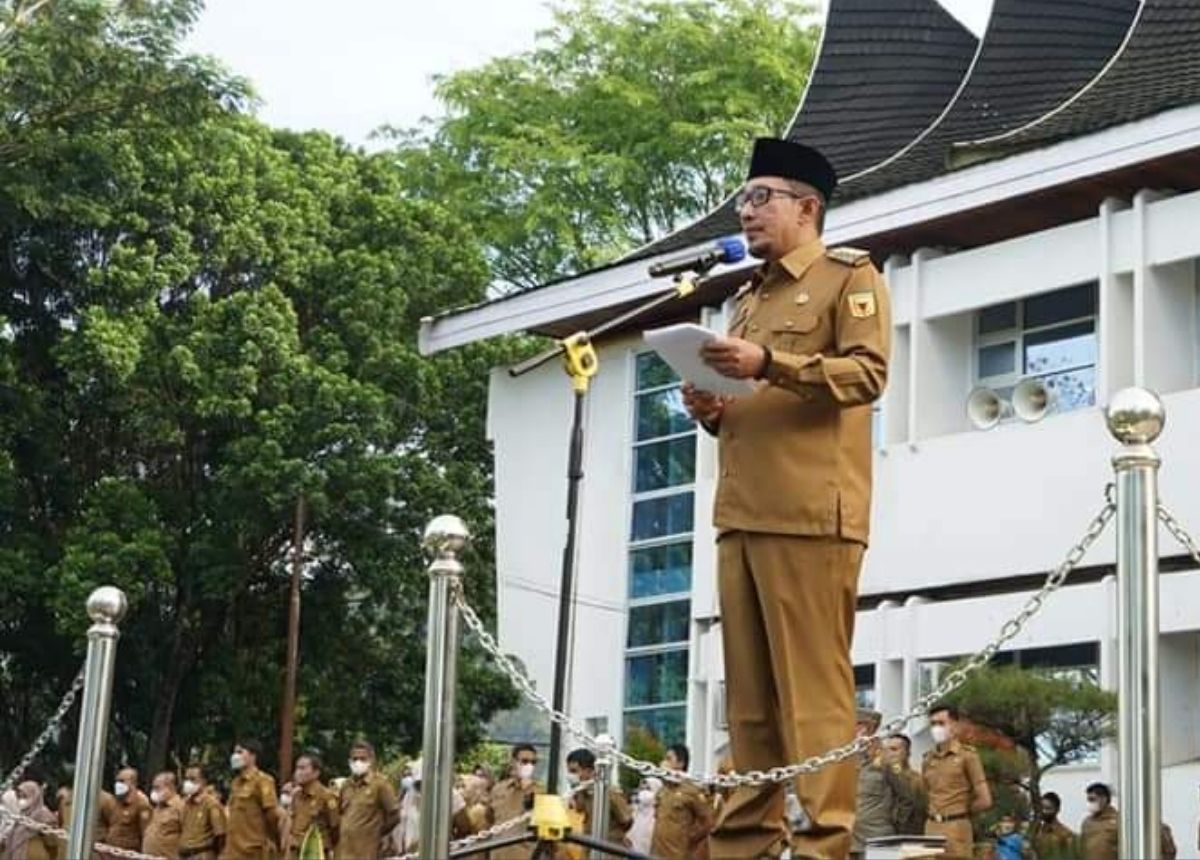 Bupati Tanah Datar Eka putra mengatakan persoalan gaji tenaga harian lepas atau tenaga honor dan perangkat nagari akan diselesaikan.