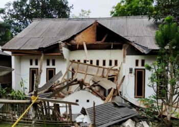 Langgam.id - Gempabumi M6,7 yang mengguncang wilayah Banten dan sekitarnya mengakibatkan sejumlah rumah warga di Pandeglang rusak.