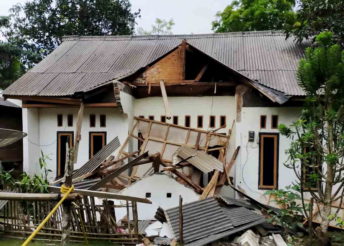 Langgam.id - Gempabumi M6,7 yang mengguncang wilayah Banten dan sekitarnya mengakibatkan sejumlah rumah warga di Pandeglang rusak.