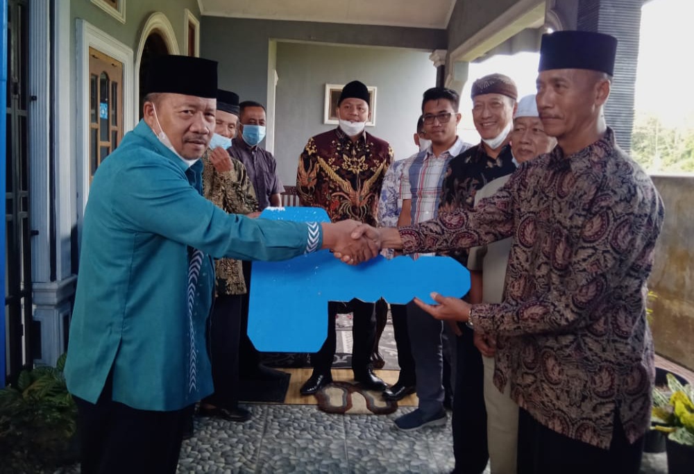 Perantau Jawa di Agam Dapat Bantuan Satu Unit Ambulans dari Bupati