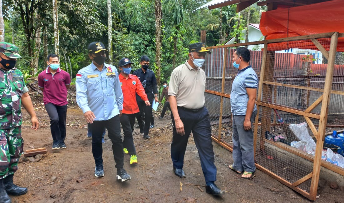 Gubernur Sumbar Mahyeldi dan Bupati Solsel Khairunnas saat menghadiri panen perdana ayam broiler (Foto: Adpim Pemprov Sumbar)