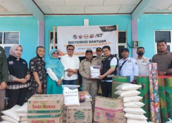 Lembaga kemanusiaan ACT Payakumbuh dan GOW Kabupaten Limapuluh Kota salurkan bantuan untuk korban banjir di Kecamatan Kapur IX.