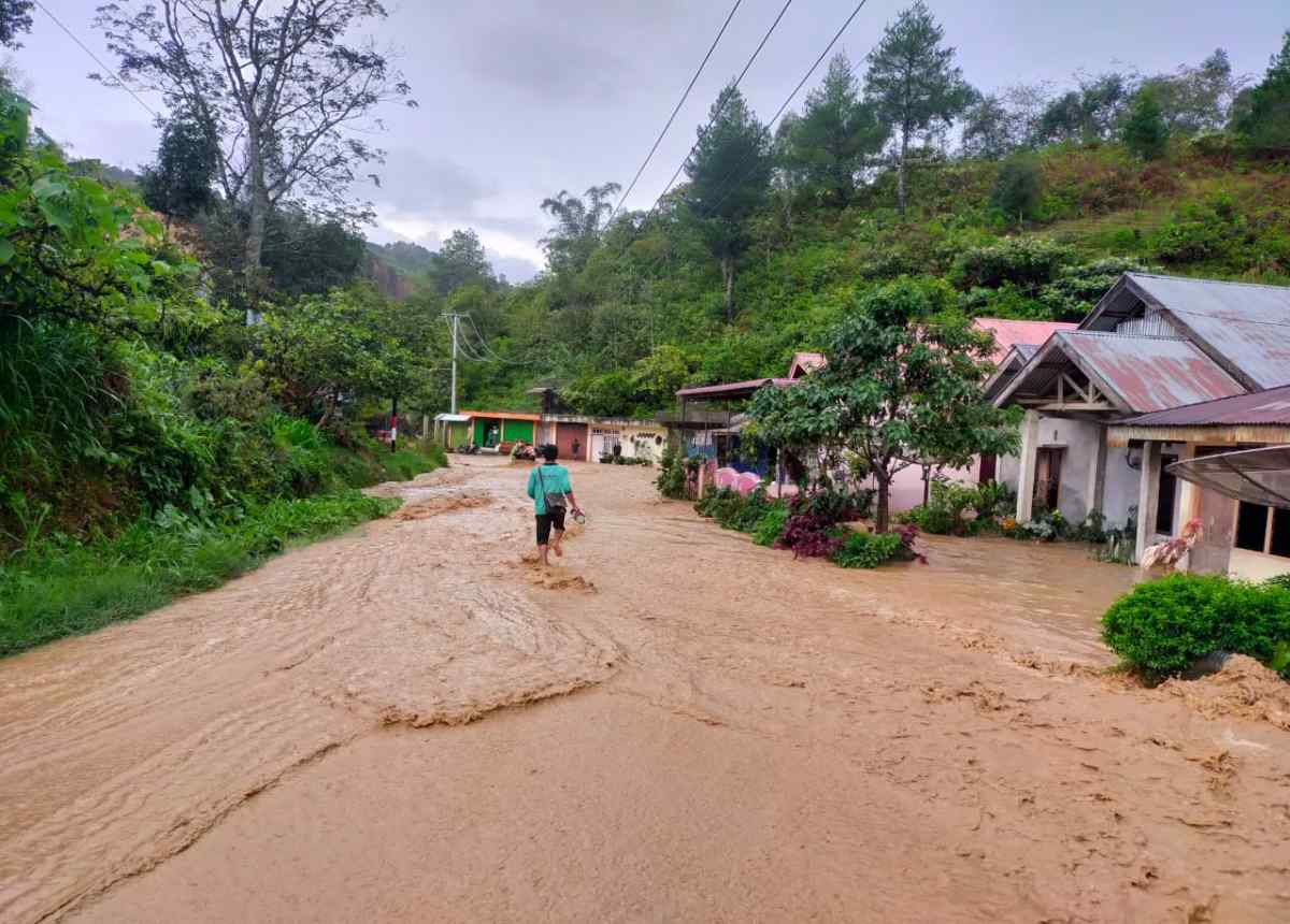 Banjir yang melanda satu kecamatan di Kabupaten Solok Agustus tahun lalu.