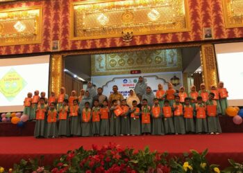 Sekolah Dasar dan Taman Kanak-Kanak Islam Terpadu Luqman Syakarin Padang menggelar Tasyakuran dan Wisuda Tahfidz Angkatan II di UPI Convention Center, Selasa (14/6/2022).