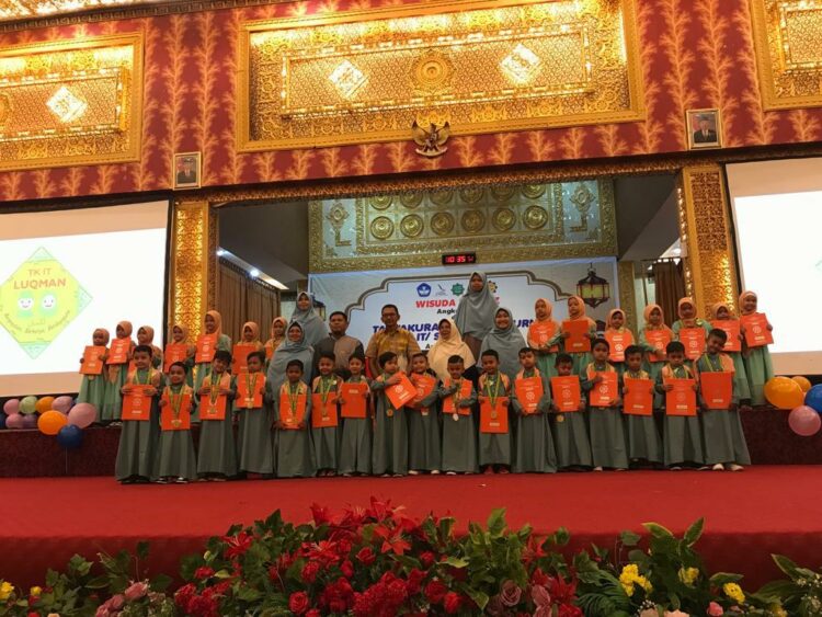 Sekolah Dasar dan Taman Kanak-Kanak Islam Terpadu Luqman Syakarin Padang menggelar Tasyakuran dan Wisuda Tahfidz Angkatan II di UPI Convention Center, Selasa (14/6/2022).