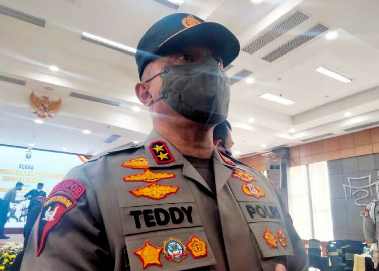 Langgam.id - Mantan Kapolda Sumatra Barat (Sumbar) Irjen Pol Teddy Minahasa Putra tersandung kasus narkotika jenis Sabu.