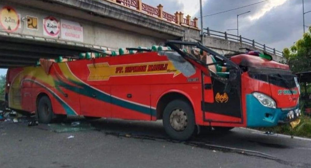 18 Orang Terlibat Kecelakaan Bus di Jembatan Layang Padang Panjang