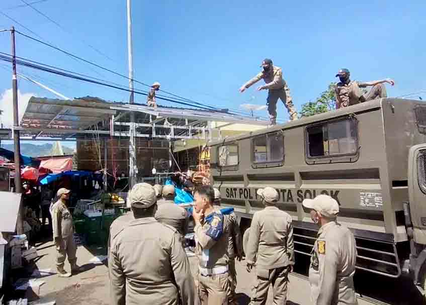 Berita Kota Solok - berita Sumbar terbaru dan terkini hari ini: Pembongkaran paksa lapak PKL itu juga mendapat perlawanan dari pedagang.
