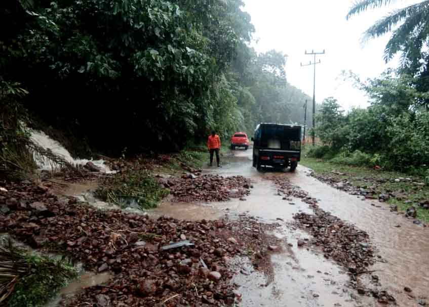 Berita Pasaman Barat - berita Sumbar terbaru dan terkini hari ini: Sejumlah daerah di Pasbar dilanda banjir, bahkan menutup akses jalan.