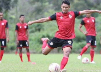 Manda Cingi dikabarkan bergabung dengan PSM Makassar. Gelandang Semen Padang FC itu mengisyaratkan gabung Juku Eja lewat media sosialnya.