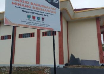 Berita Sumbar terbaru hari ini: Masjid Babussalam Minang di Mamuju Sulawesi Barat diresmikan. Masjid itu adalah bantuan dari masyarakat Sumbar pascagempa di Sulawesi Barat Januari 2021 Lalu.