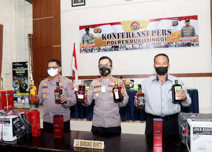 Berita Bukittinggi - berita Sumbar terbaru dan terkini hari ini: Miras yang dibawa dari Batam itu terdiri dari berbagai merek terkenal.