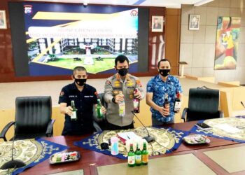 Langgam.id - Sebanyak 2.165 botol miras disita polisi di sebuah restoran di Kampung Pondok, Kecamatan Padang Selatan, Kota Padang.