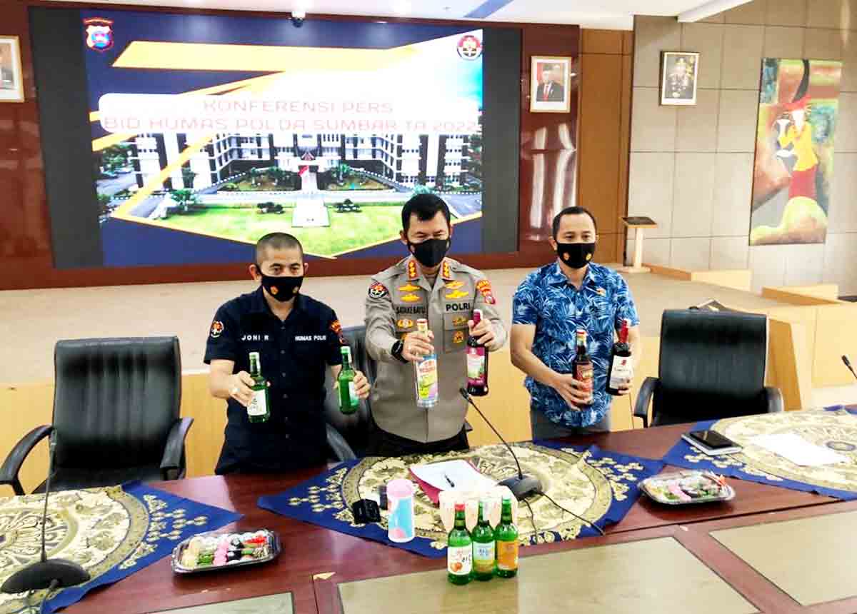 Langgam.id - Sebanyak 2.165 botol miras disita polisi di sebuah restoran di Kampung Pondok, Kecamatan Padang Selatan, Kota Padang.