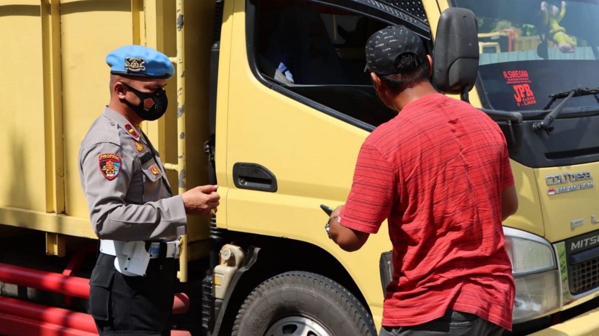 Polres Pesisir Selatan Gelar Operasi Yustisi Hingga Vaksinasi di Jalur Padang-Bengkulu