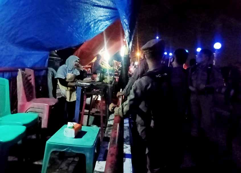 Berita Padang - berita Sumbar terbaru dan terkini hari ini: Selain PKL, di Jembatan Siti Nurbaya juga banyak kendaraan yang parkir.