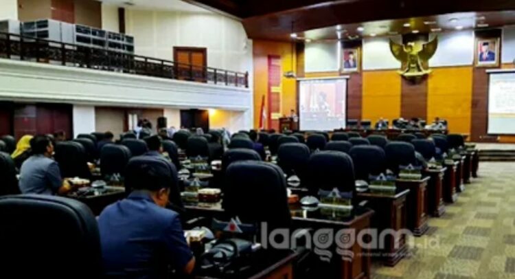 Fraksi Tidak Sepakat, DPRD Sumbar Tunda Penetapan Ranperda Pengelolaan Keuangan Daerah