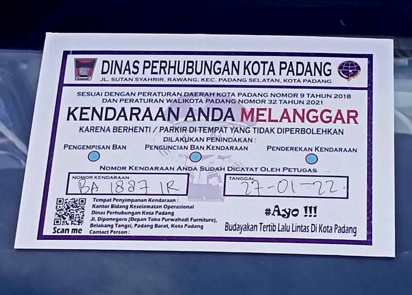 Parkir Sembarangan Kendaraan Di Padang Digembos Dan Dipasang Stiker Pelanggar