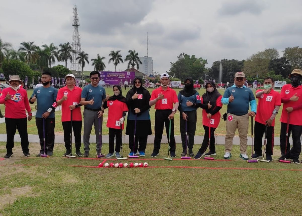 Wakil Wali Kota Payakumbuh Erwin Yunaz mengikuti Open Tunamen Gateball Piala Gubernur Jambi yang dilaksanakan di lapangan hijau Kantor