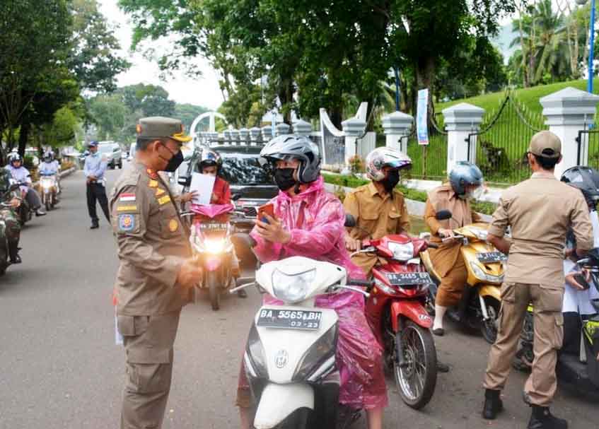 Berita Tanah Datar - berita Sumbar terbaru dan terkini hari ini: Scan QR PeduliLindungi juga bakal diterapkan di kecamatan dan nagari.