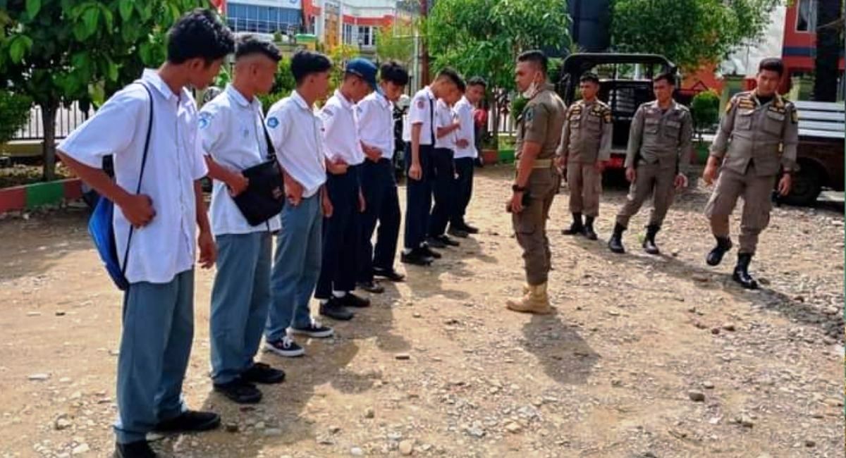 Kedapatan Merokok, 8 Siswa Diamankan Satpol PP Pesisir Selatan