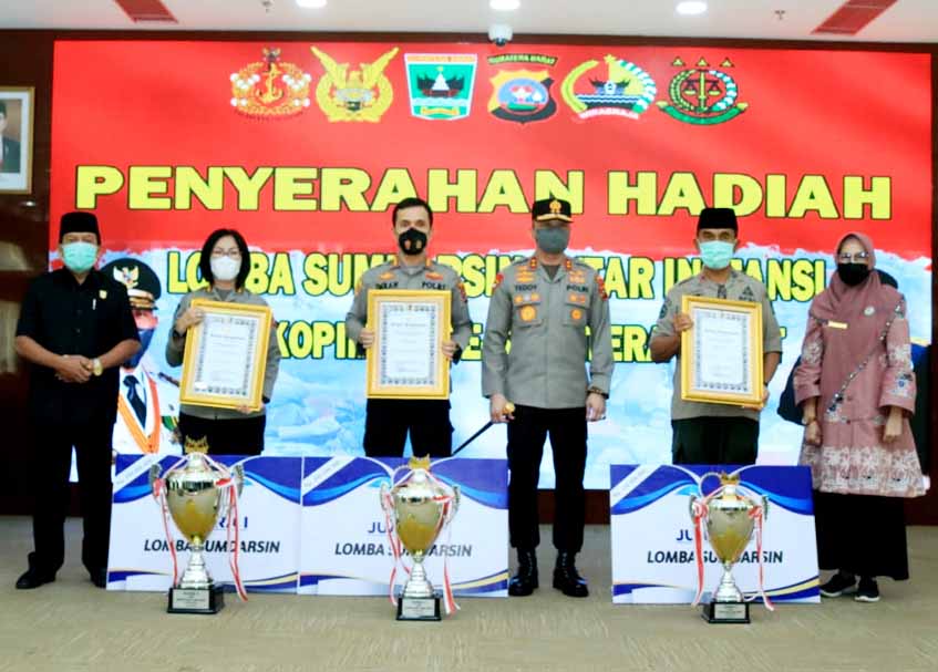 Berita Sumbar terbaru dan terkini hari ini: Pemenang lomba Sumdarsin antar Forkopimda yaitu Polda Sumbar, dengan capaian vaksin 134.198 dosis