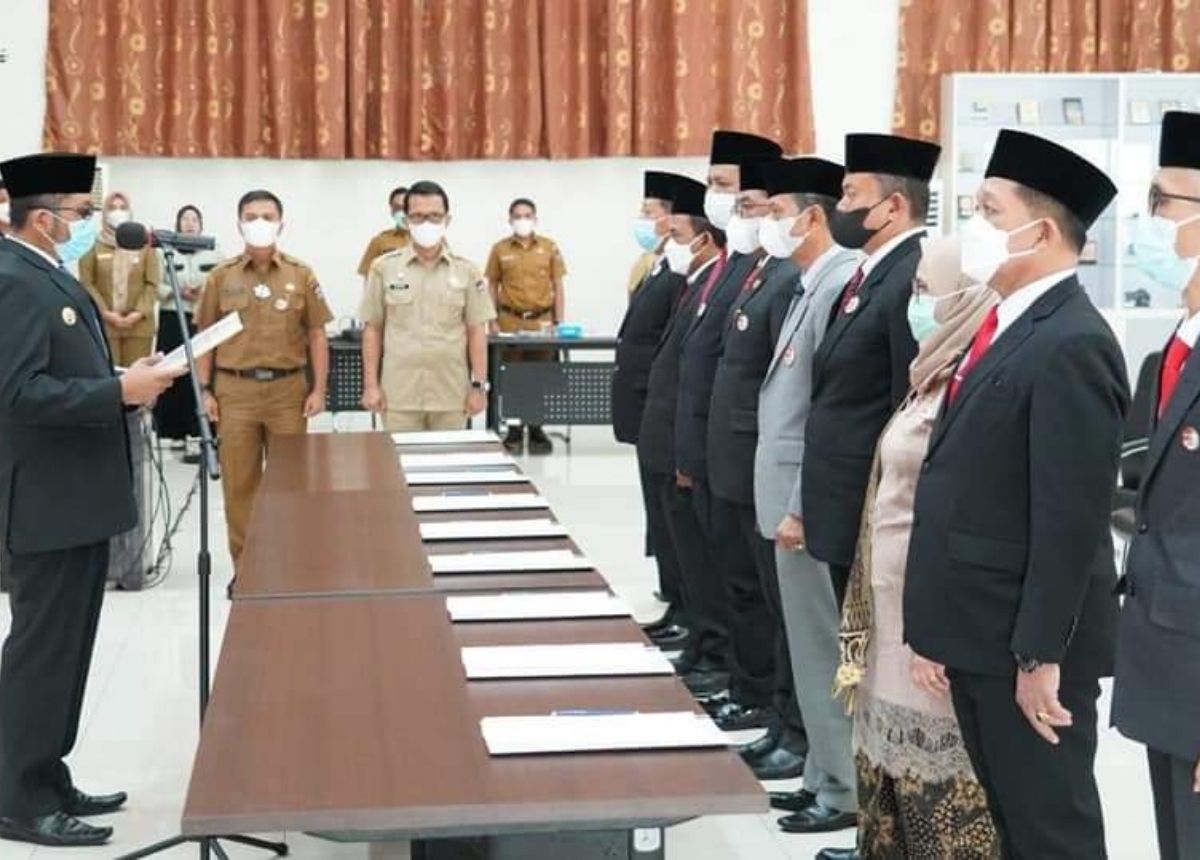 Wali Kota Padang Hendri Septa melantik sembilan orang pejabat eselon II, Senin (3/1/2022) pagi. Pelantikan para pejabat baru Pemko ini.