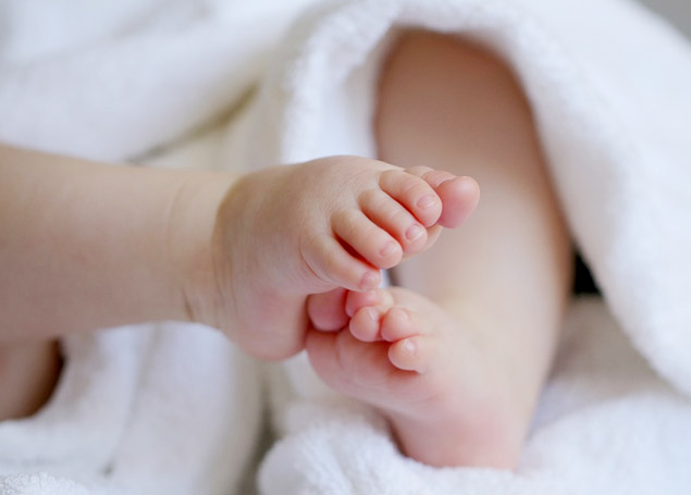 Langgam.id - Warga Kampung Rawang Gemulau, Pesisir Selatan sempat dihebohkan adanya penemuan bayi di teras salah satu rumah warga.