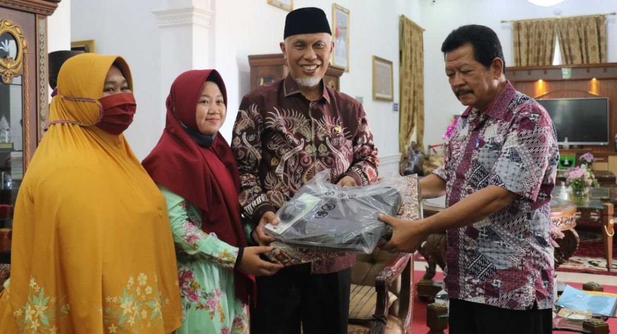 penulis-novel-lentera-senja-asal-pesisir-selatan-bertemu-gubernur