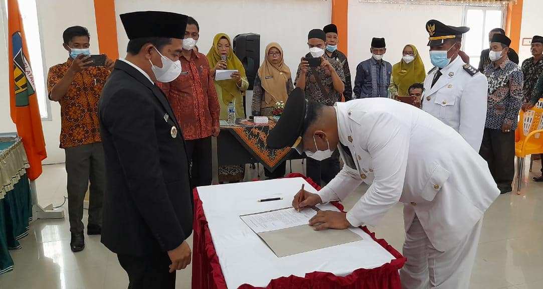 Langgam.id - Wakil Bupati Pesisir Selatan (Pessel) Rudi Hariyansyah menghadiri serah terima jabatan (Sertijab) Camat Lengayang, Kamis (6/1/2022).
