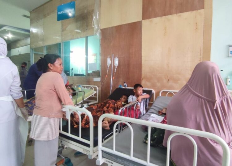 Puluhan siswa SDN 29 Gunung Sarik, terpaksa harus dilarikan ke rumah sakit, Selasa (11/1/2022) pagi. Mereka diduga keracunan jajanan.