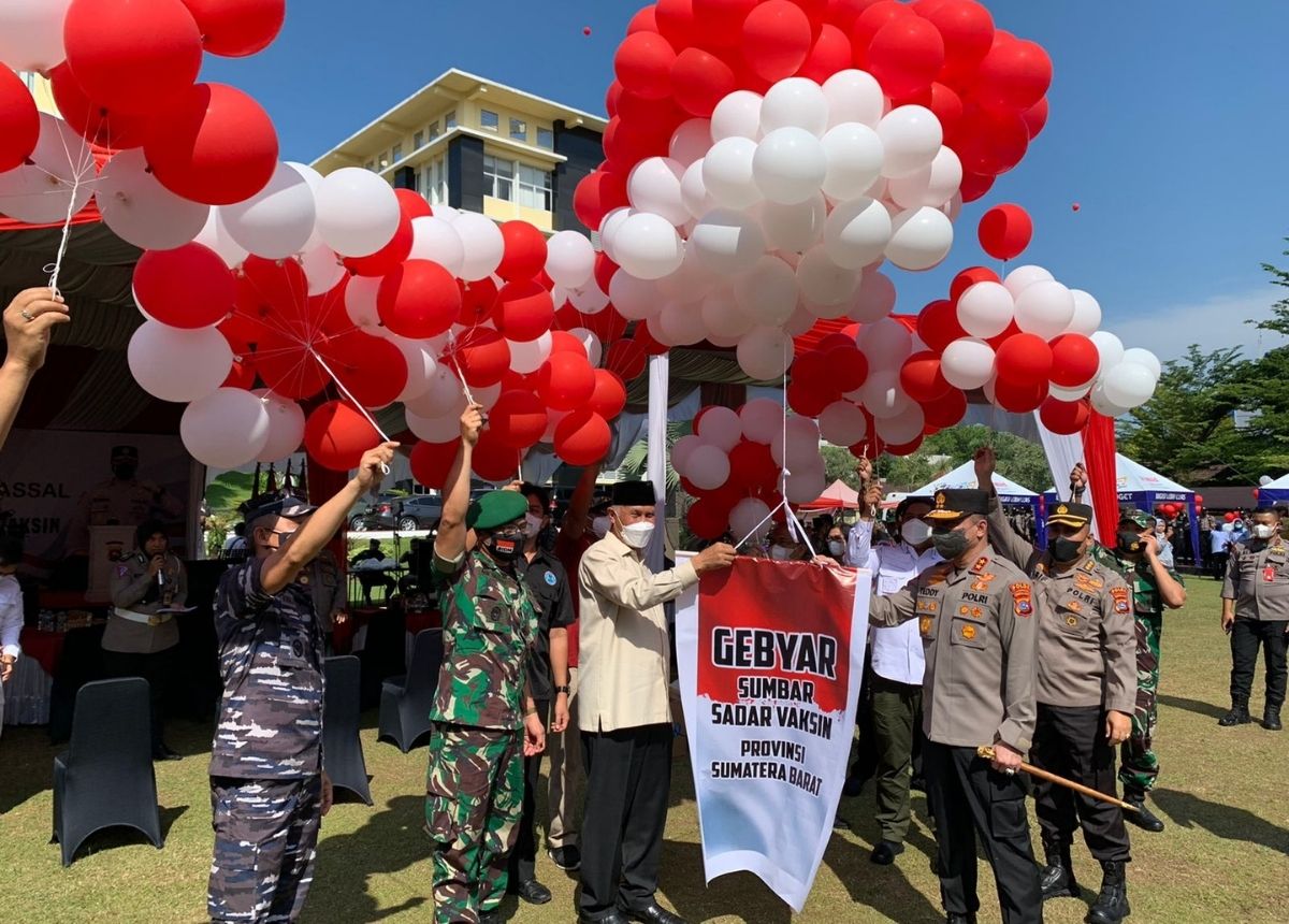 Forum Koordinasi Pimpinan Daerah (Forkopimda) Sumbar menginisiasi perlombaan vaksinasi instansi dalam Gebyar Sumbar Sadar Vaksin (Sumdarsin)