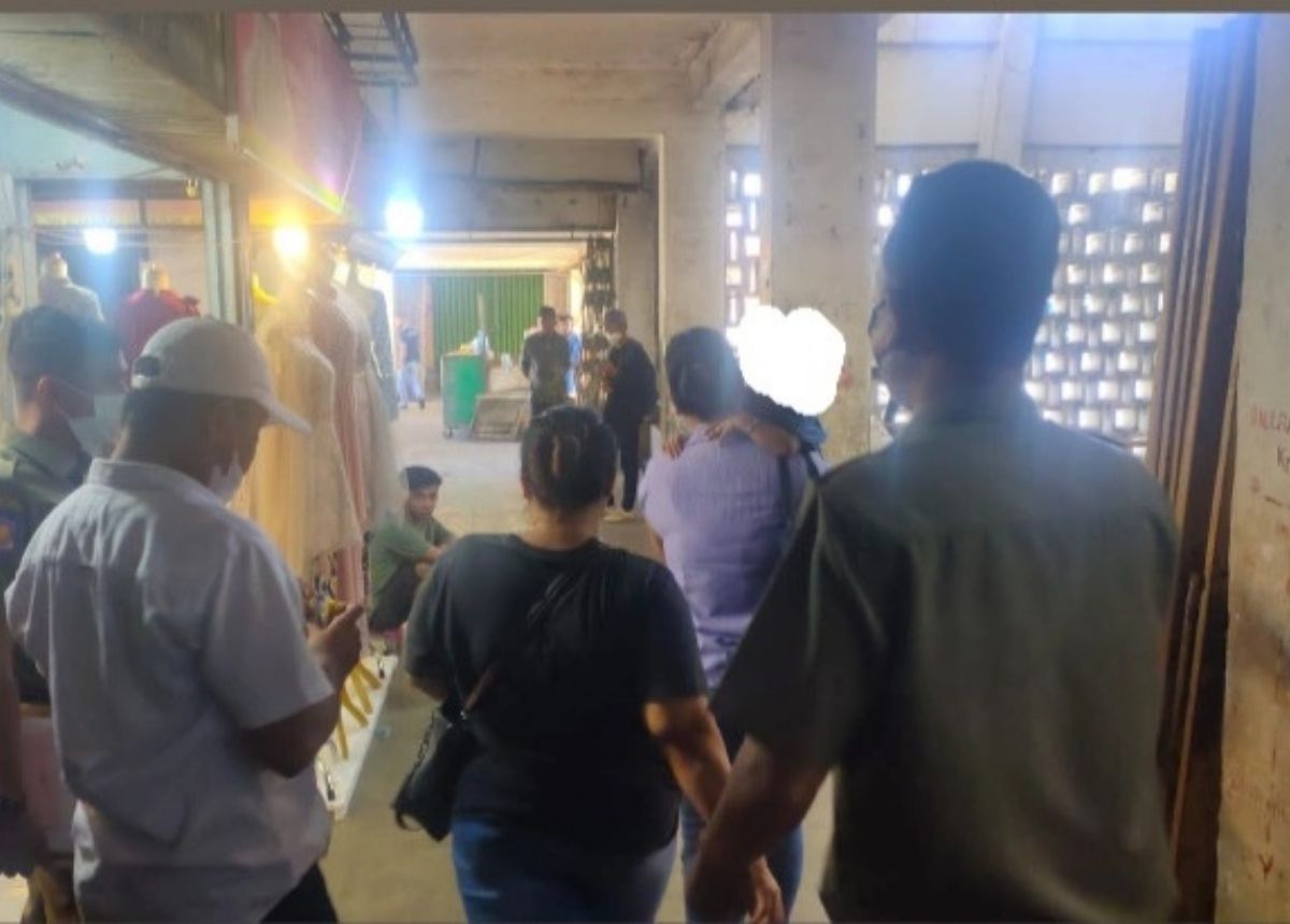 Berita Padang - berita Sumbar terbaru dan terkini hari ini: Personel Satpol PP Kota Padang mengamankan dua perempuan di salon Padang Theater.