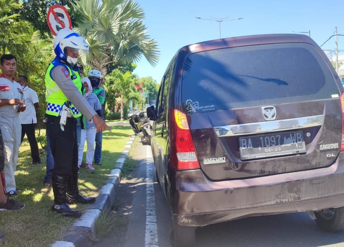 Berita Padang - berita Sumbar terbaru dan terkini hari ini: Seorang pengendara mobil di Padang mengaku ban mobilnya dipecah debt collector