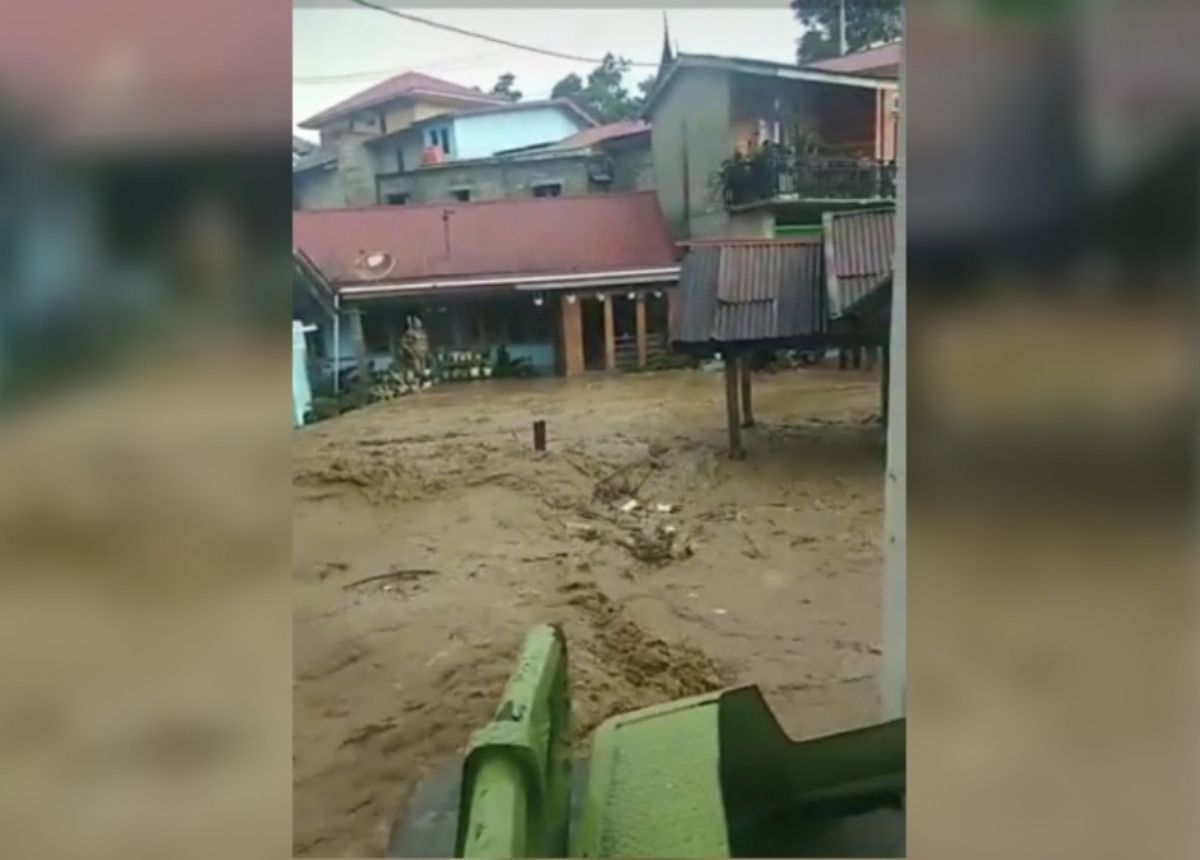 Curah hujan yang cukup tinggi, membuat air sungai yang ada di Nagari Aia Dingin, Kecamatan Lembah Gumanti, Kabupaten Solok, meluap