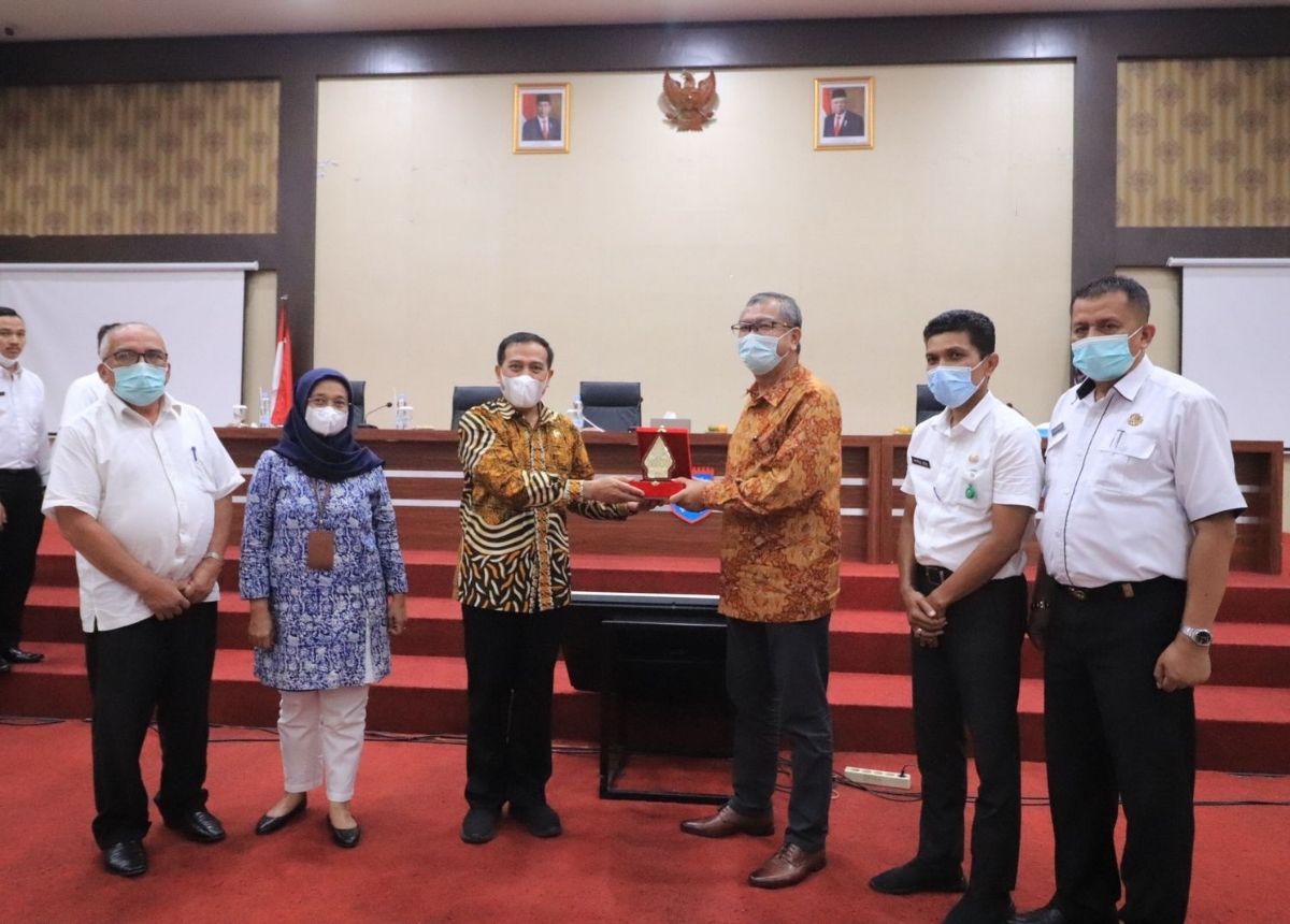 Ketua Ombudsman RI Mokhammad Najih menyerahkan piagam penghargaan kepada Wali Kota Payakumbuh Riza Falepi di Balai Kota Payakumbuh.