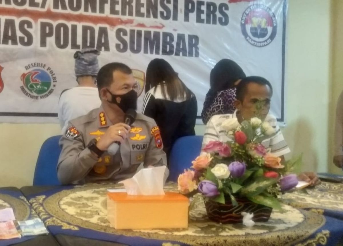 Berita Padang - berita Sumbar terbaru hari ini: Polda Sumbar menangkap pemilik salon yang menyediakan jasa prostitusi di Kota Padang.