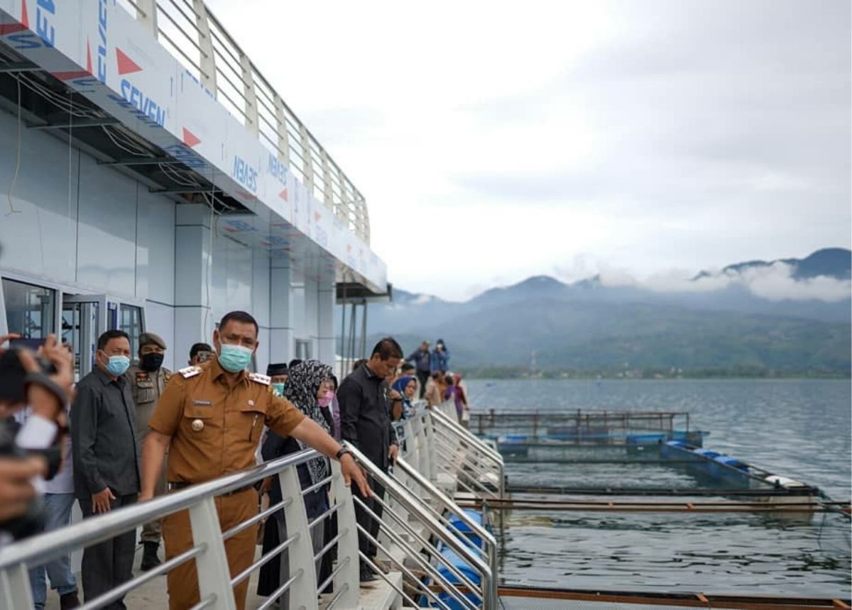 Berita Kabupaten Solok - berita Sumbar terbaru dan terkini hari ini: Bupati Solok siap menghentikan permanen reklamasi Danau Singkarak.