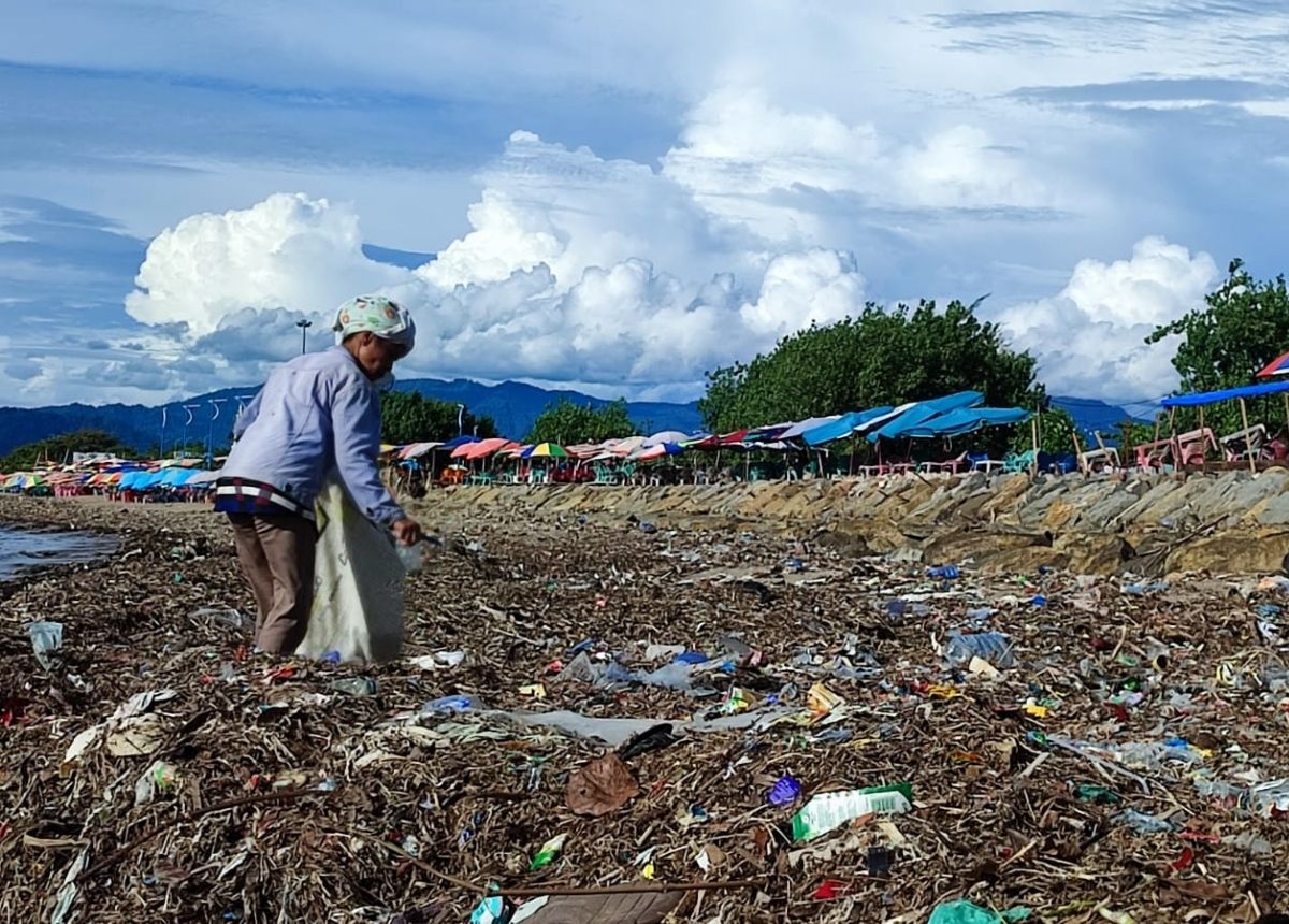Berita Padang - berita Sumbar terbaru dan terkini hari ini: Pemko Padang bakal membeli traktor pembersih sampah di sepanjang Pantai Padang.